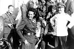 Leni Riefenstahlová jako válečná zpravodajka ve společnosti německých vojáků v okupovaném Polsku v roce 1939.