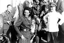 Leni Riefenstahlová jako válečná zpravodajka ve společnosti německých vojáků v okupovaném Polsku v roce 1939.