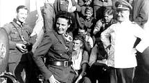 Leni Riefenstahlová jako válečná zpravodajka ve společnosti německých vojáků v okupovaném Polsku v roce 1939