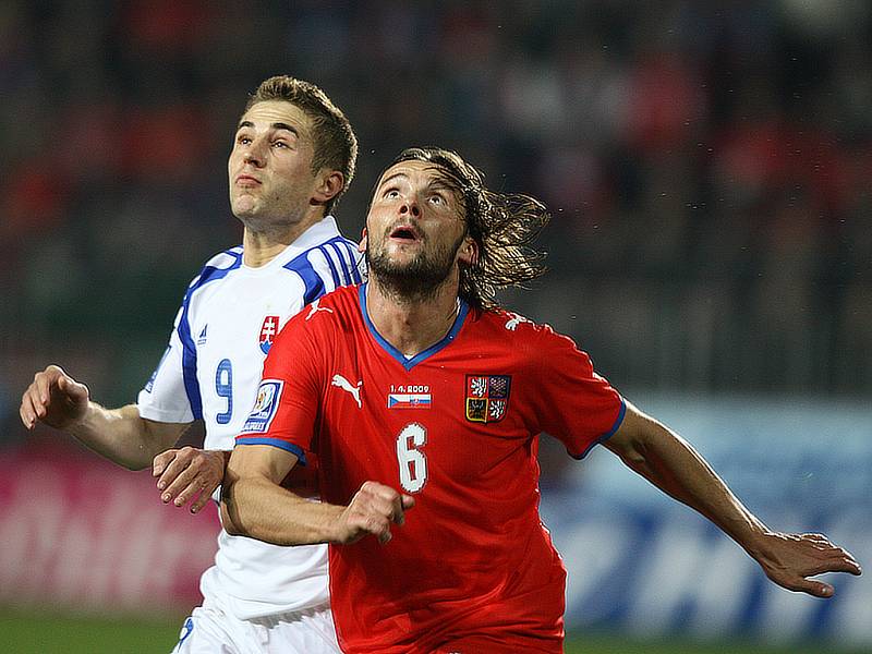 Marek Jankulovski (v červeném) a Slovák Miroslav Karhan se chystají na halvičkový souboj.