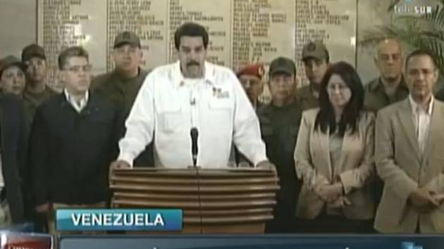 O smrti Cháveze, který stál v čele Venezuely 14 let, informoval v televizním projevu venezuelský viceprezident Nicolás Maduro.