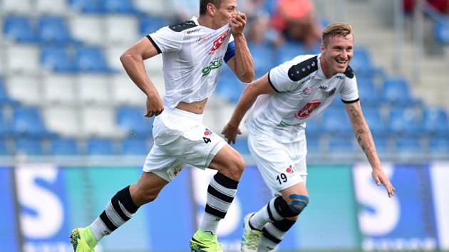 Fotbalisté Hradce Králové Tomáš Holeš (vlevo) a Petr Mareš se radují z gólu proti Jihlavě.