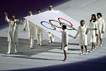 Významné osobnosti přináší olympijskou vlajku na stadion Fišt během slavnostního zahájení.