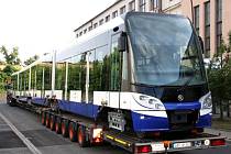 Čtyřicetimetrovou tramvaj pro více než 430 cestujících, historicky nejdelší vyrobený vůz v Česku, dokončila plzeňská Škoda Transportation a zahájila její transport do hlavního města Lotyšska. 