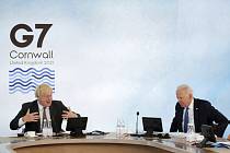 Britský premiér Boris Johnson (vlevo) a americký prezident Joe Biden na summitu G7