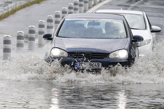 Česko opět zasáhnou bouřky, místy budou velmi silné. Hrozí lokální záplavy