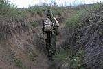 Příslušník milic Doněcké lidové republiky v zákopu na pozici nedaleko frontové linie u vesnice Vasylivka na východě Ukrajiny, 16. května 2022.