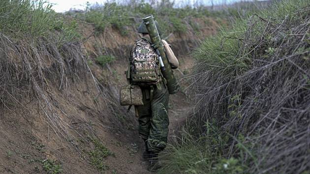 Příslušník milic Doněcké lidové republiky v zákopu na pozici nedaleko frontové linie u vesnice Vasylivka na východě Ukrajiny, 16. května 2022.