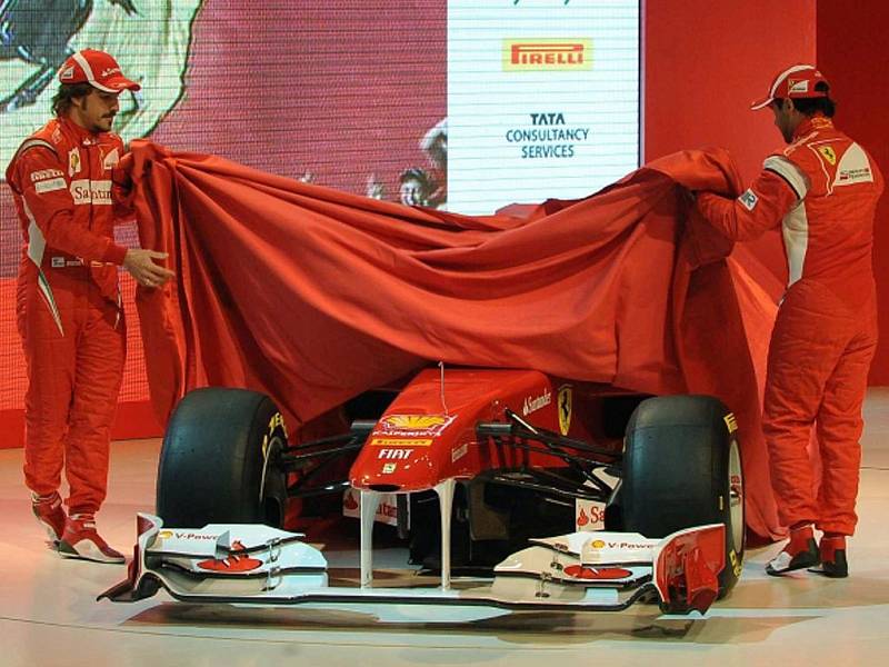 Piloti stáje Ferrari Fernando Alonso (vlevo) a Felipe Massa představují nový monopost formule 1 označený F150 podle výročí 150 let od sjednocení Itálie.