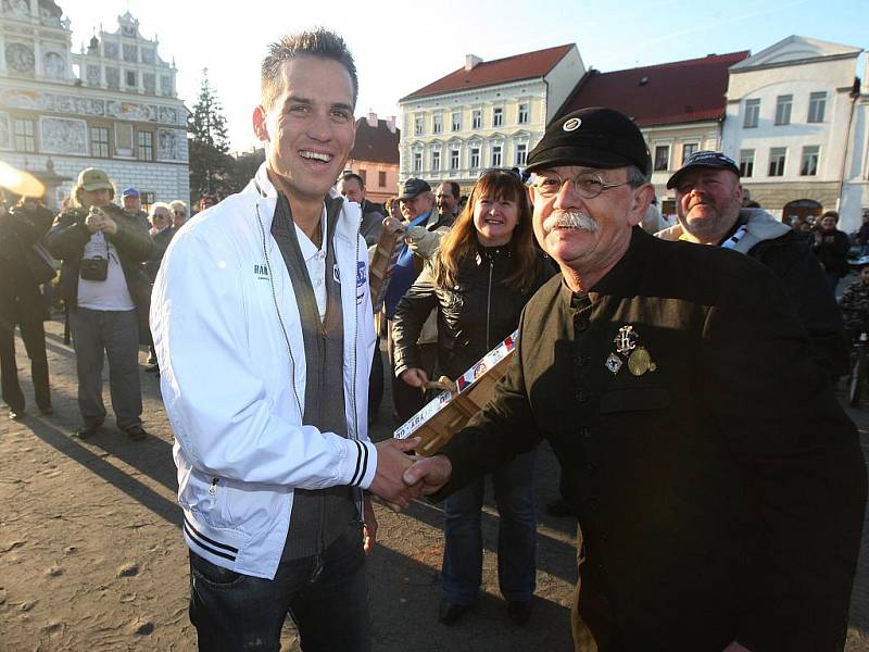 Cyklokrosař Zdeněk Štybar ve Stříbře s fanoušky.