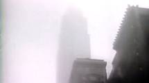 Mrakodrap Empire State Building se v mlze téměř ztrácel