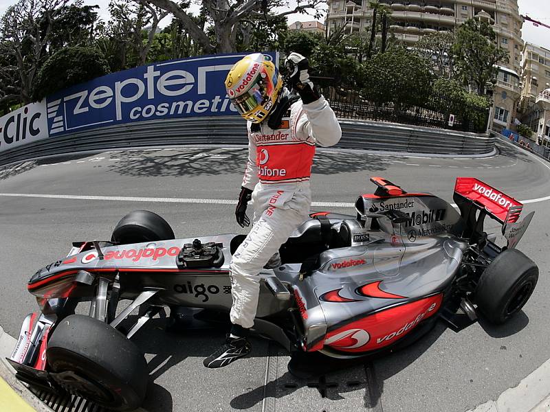Chvíle zmaru. Lewis Hamilton vystupuje z poničeného McLarenu v kvalifikaci na Velkou cenu Monaka.