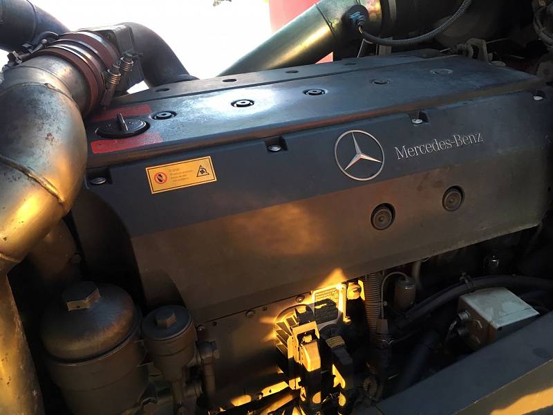 Motor je 7,2 litrový Mercedes-Benz OM 926 LA, který si vezme okolo 16 litrů na hodinu práce.