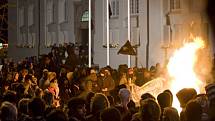 Protivládní demonstranti obklopují vatru před Národním divadlem v islandském Reykjavíku. 