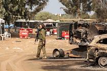 Izraelský voják na místě festivalu Supernova, kde ozbrojenci Hamásu zabili více než 260 lidí a další unesli.