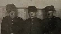 Jefstavij Oleksijovyč Adamčuk v sovětské armádě (uprostřed), rok 1956.