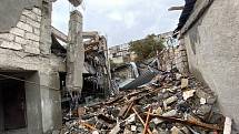 Rozbořený dům po náletech v hlavním městě Náhorního Karabachu Stěpanakertu.