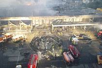 Zničené nákupní centrum v ukrajinském Kremenčuku v úterý 28. 6. dopoledne.