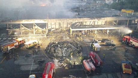 Zničené nákupní centrum v ukrajinském Kremenčuku v úterý 28. 6. dopoledne