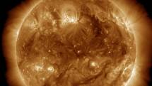 Slunce, tvořící střed naší sluneční soustavy, viděné ve více vlnových délkách