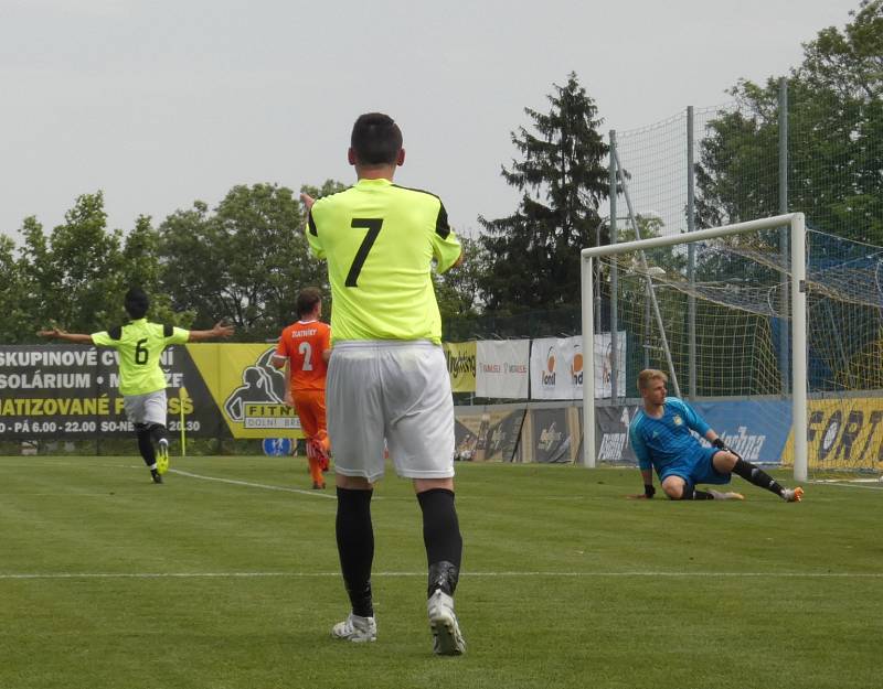 Můj fotbal živě:  Dolní Břežany  -  Zlatníky. Další trefa domácího celku