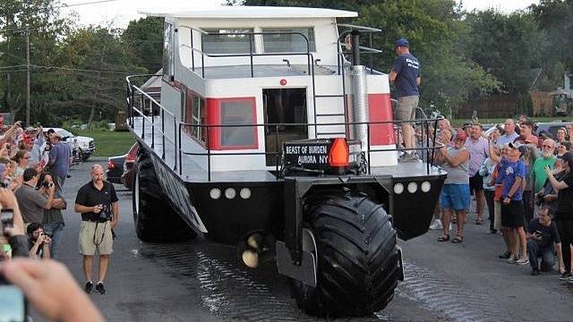 Obojživelný hausbót se na vodě i silnici pohybuje velice stabilně.