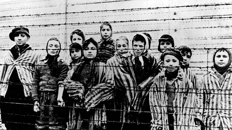Záběr dětí, který při osvobození tábora Auschwitz pořídil Alexander Voroncov z filmového štábu Rudé armády. Většina z nich jsou židovské děti ze Slovenska.