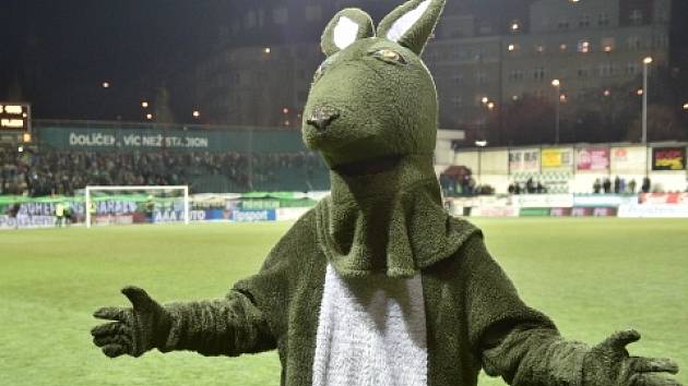 Maskot Bohemians 1905 po odložení utkání s Plzní kvůli namrzlému trávníku.