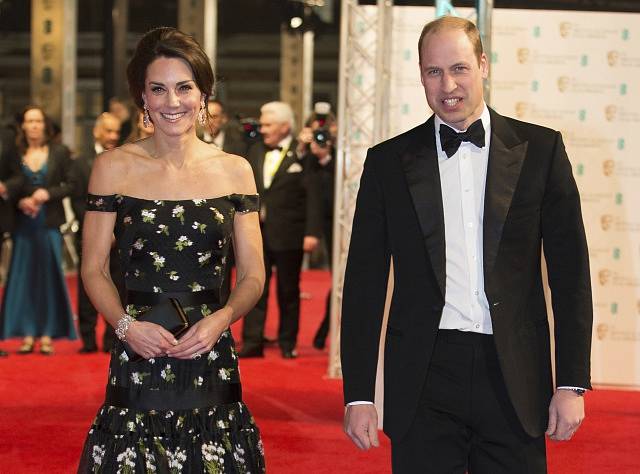 V obecenstvu při udílení cen BAFTA bylo mnoho celebrit včetně nejsledovanějšího páru britské královské rodiny - prince Williama a jeho manželky Kate.