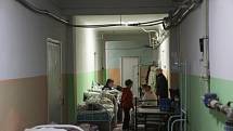 Ženy se svými dětmi v suterénu porodnice v Mariupolu. Město je aktuálně ostřelováno ruskými vojáky.