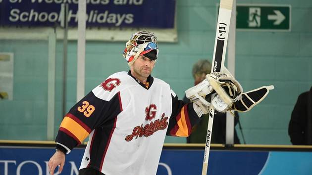 Petr Čech ve výstroji hokejového klubu Guildford Phoenix.