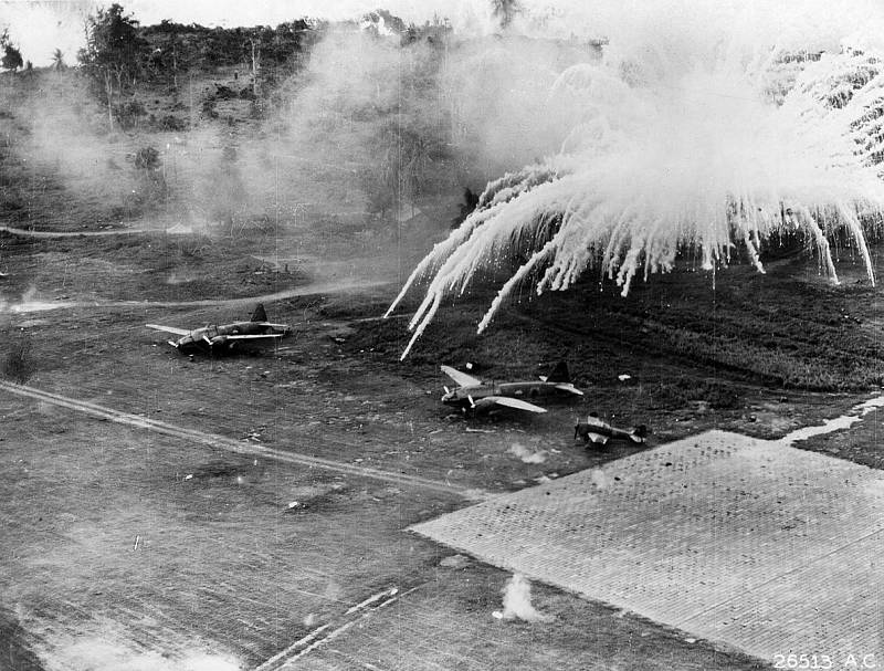 Výsledek bombardování fosforovými bombami během útoku na Rabaul