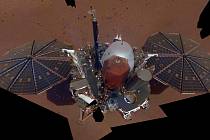 Selfie, kterou na povrchu Marsu pořídila sonda InSight.