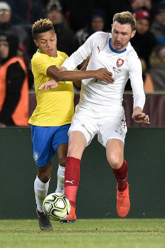 Přátelský fotbalový zápas, Česká republika (CZE) - (BR) Brazilská fotbalová reprezentace, 26. března 2019 v Praze. Na snímku (zleva) David Neres a Jaromír Zmrhal.