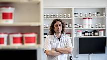 Lékárník Petr Harant, který vede specializovanou laboratoř v Nučicích kousek za Prahou.
