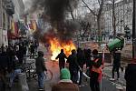 Hořící barikáda během potyček kurských demonstrantů s francouzskou policií v Paříži, 24. prosince 2022
