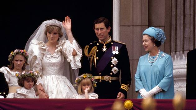 Ani nejdelší vlečka v historii královských svateb princezně Dianě štěstí nepřinesla