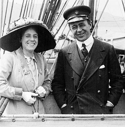 Robert Falcon Scott s manželkou, sochařkou Kathleen. Odvážná žena se s ním na lodi Terra Nova (na snímku) plavila z Velké Británie až na Nový Zéland.