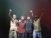 Píseň Killing in the Name od skupiny Rage Against the Machine hraje kanadské rádio ve smyčce již víc než 24 hodin. O důvodech, proč tomu tak je, se spekuluje.