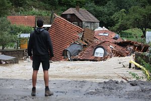 Pohled na škody způsobené povodněmi ve slovinském Prevalje 6. srpna 2023.