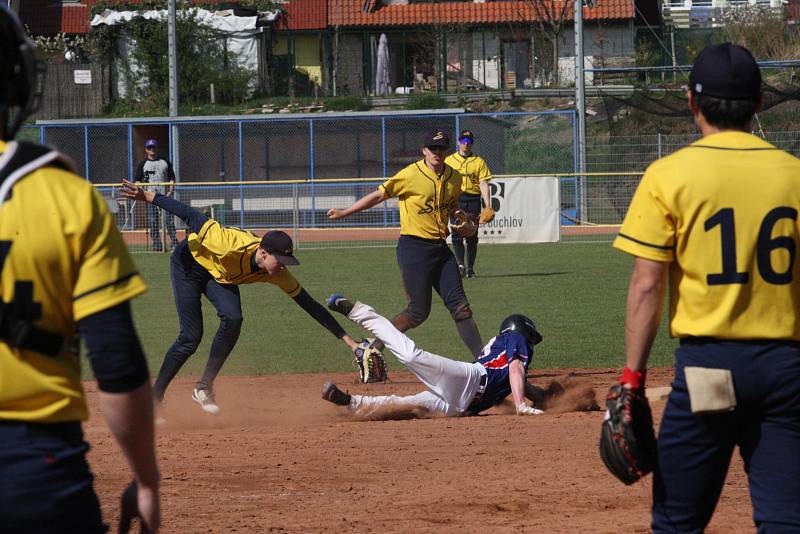 Momentky ze zápasů Snails Kunovice. Softball hrají muži i ženy