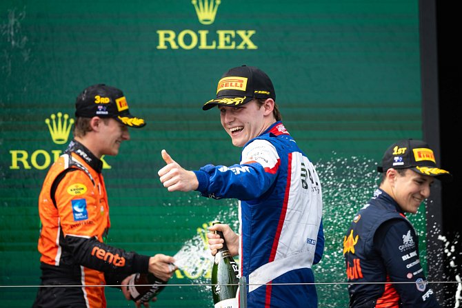Roman Staněk vyhrál sprint formule 2 v Melbourne a získal v šampionátu premiérové vítězství