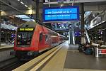 Souprava německých drah Deutsche Bahn (DB) je odstavená na berlínském hlavním nádraží. Nápis upozorňuje cestující, aby do vlaku nenastupovali