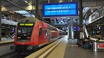 Souprava německých drah Deutsche Bahn (DB) je odstavená na berlínském hlavním nádraží. Nápis upozorňuje cestující, aby do vlaku nenastupovali