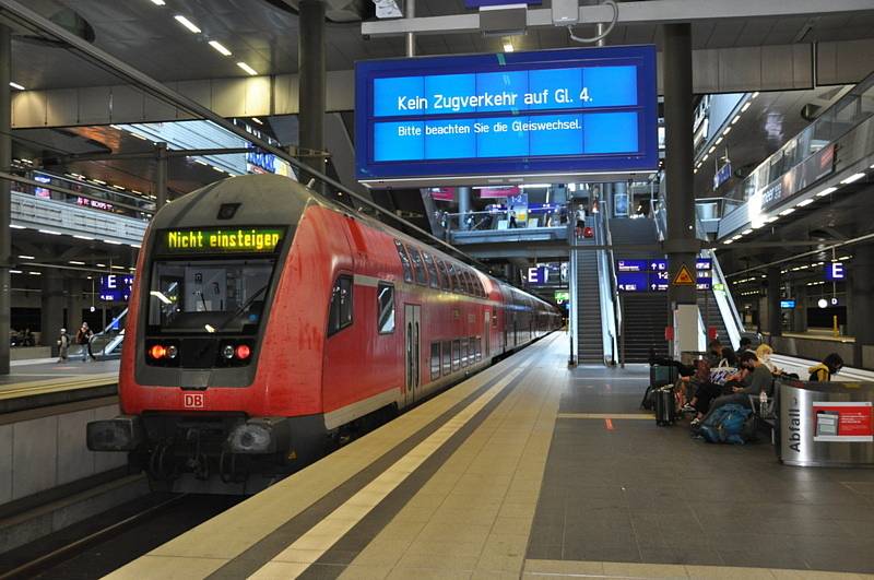 Souprava německých drah Deutsche Bahn (DB) je odstavená na berlínském hlavním nádraží. Nápis upozorňuje cestující, aby do vlaku nenastupovali