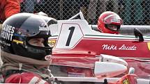 Rivalové (2013). Dramatický příběh ze světa Formule 1, kdy se proti sobě v 70. letech postavili Niki Lauda a James Hunt. Promítnutí rivality těchto pilotů se do hollywoodského dramatu povedlo na výbornou. Nejlepší motoristický snímek poslední doby.