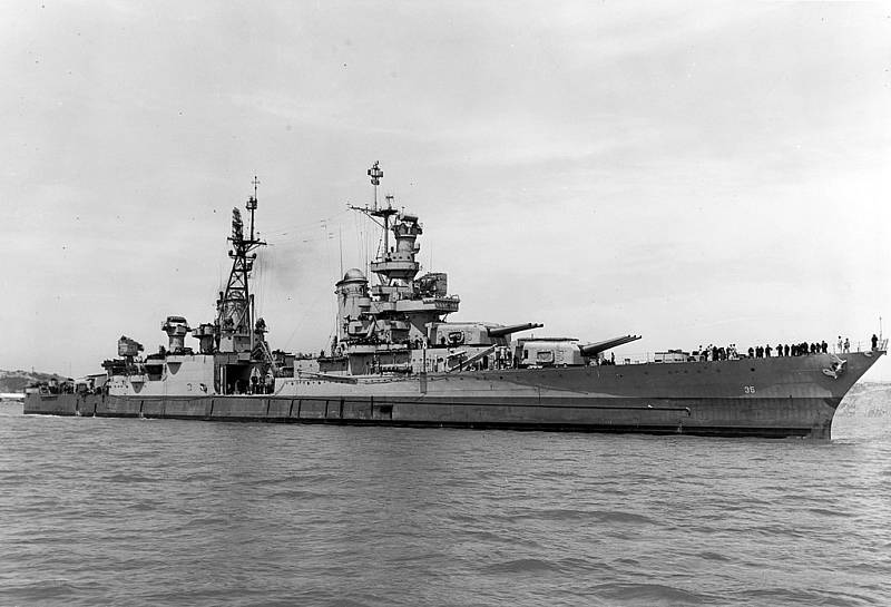 Křižník Indianapolis na ostrově Mare 10. července 1945