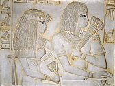 Podobizna kněžky Merit Ptah a vezíra Ramose z hrobky z období Amenhotepa III. a jeho následovníka Achnatona