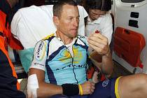 Lance Armstrong po pádu v sanitce.