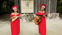 Pro potěšení hrají turistům domorodé zpěvačky, koncerty se střídají s přednáškami a workshopy.